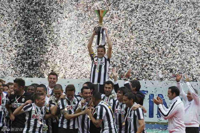 Đội trưởng Del Piero giơ cao chiếc Cup Scudetto